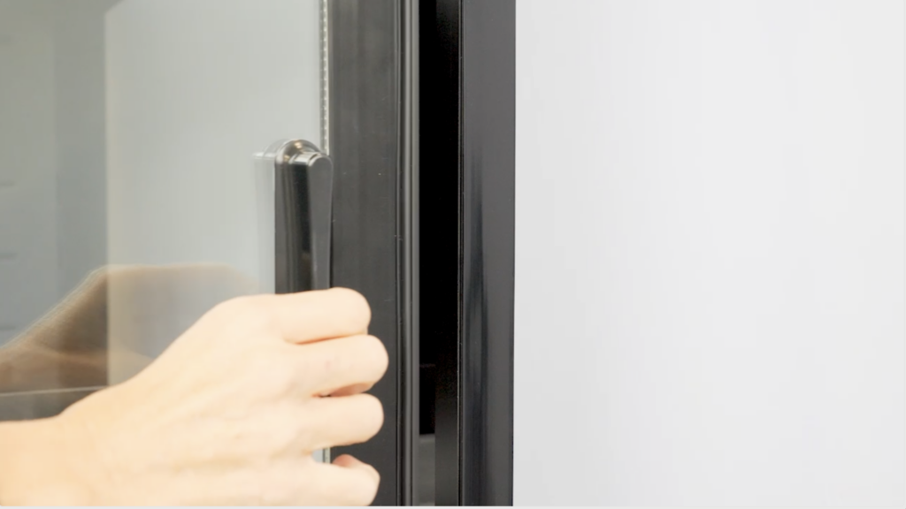 Nueva característica de producto: puertas correderas de Thermopane con junta e imán para mejorar el aislamiento